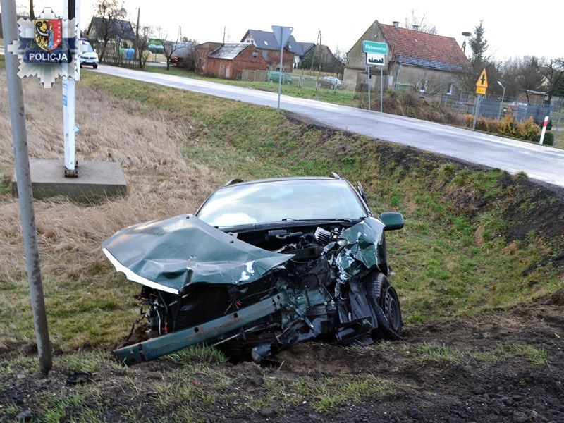 Groźny wypadek koło Polkowic. 65-latka walczy o życie (FOTO)