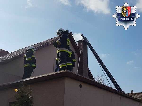 Dzielnicowi z Radwanic ratowali dom przed ogniem