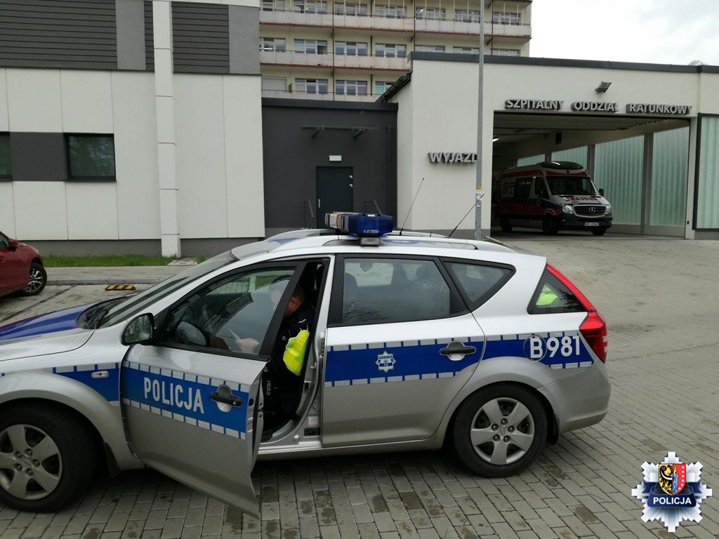 Polkowiccy policjanci eskortowali do szpitala auto z rodzącą kobietą (WIDEO)