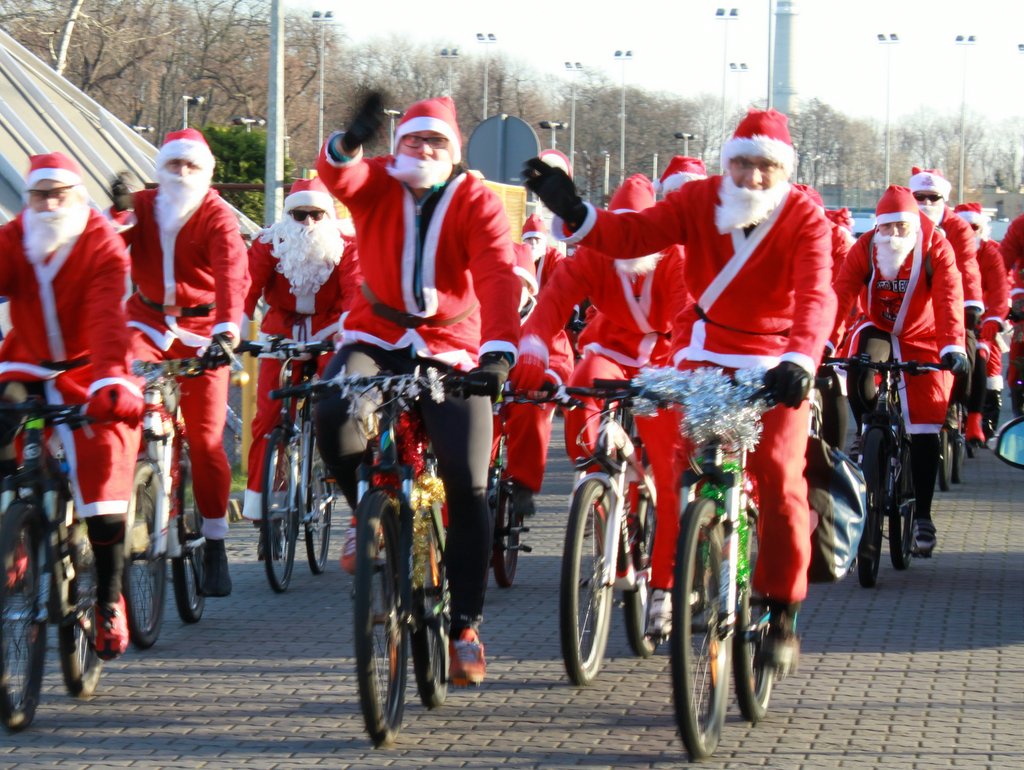 GŁOGÓW. Mikołaje na rowerach rozdali paczki (FOTO)