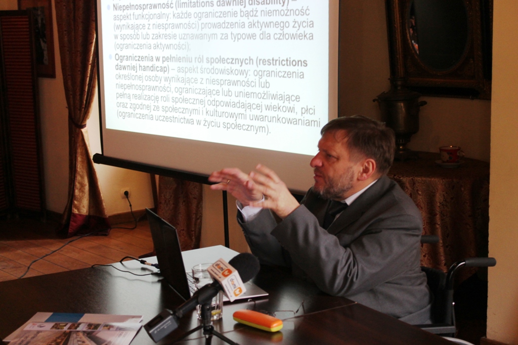 LEGNICA. Z psem do kościoła i samolotu