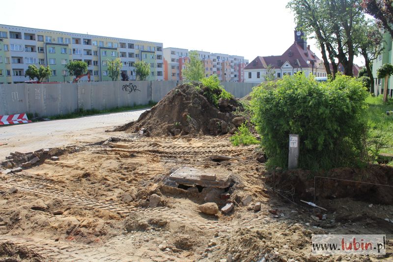 BOLANÓW. Gruzem łatają dziury w drodze