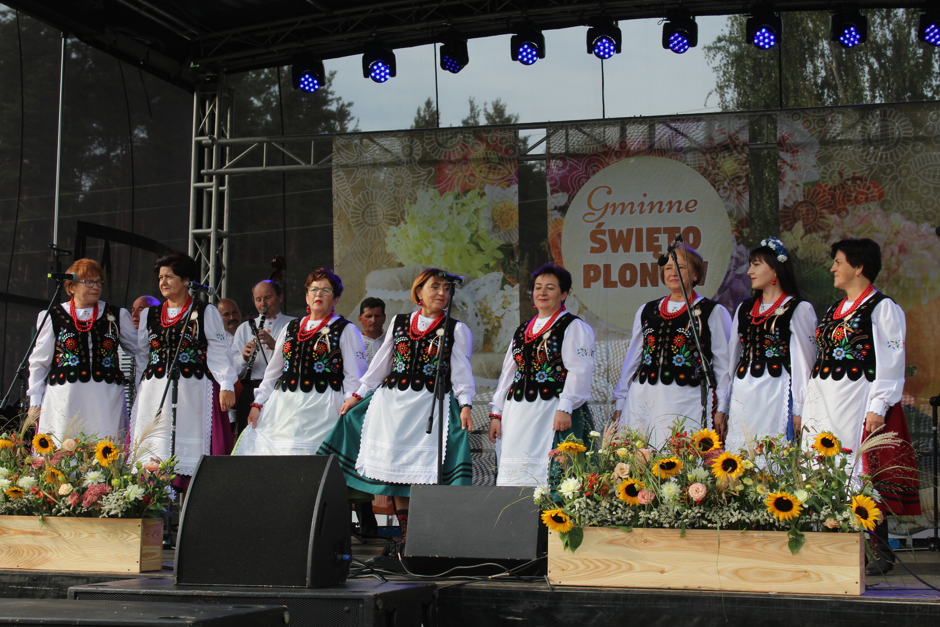 LEGNICA. Społecznie walczyli z cmentarnymi chwastami