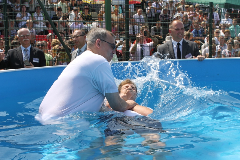 LEGNICA. Duchowe emocje w basenie