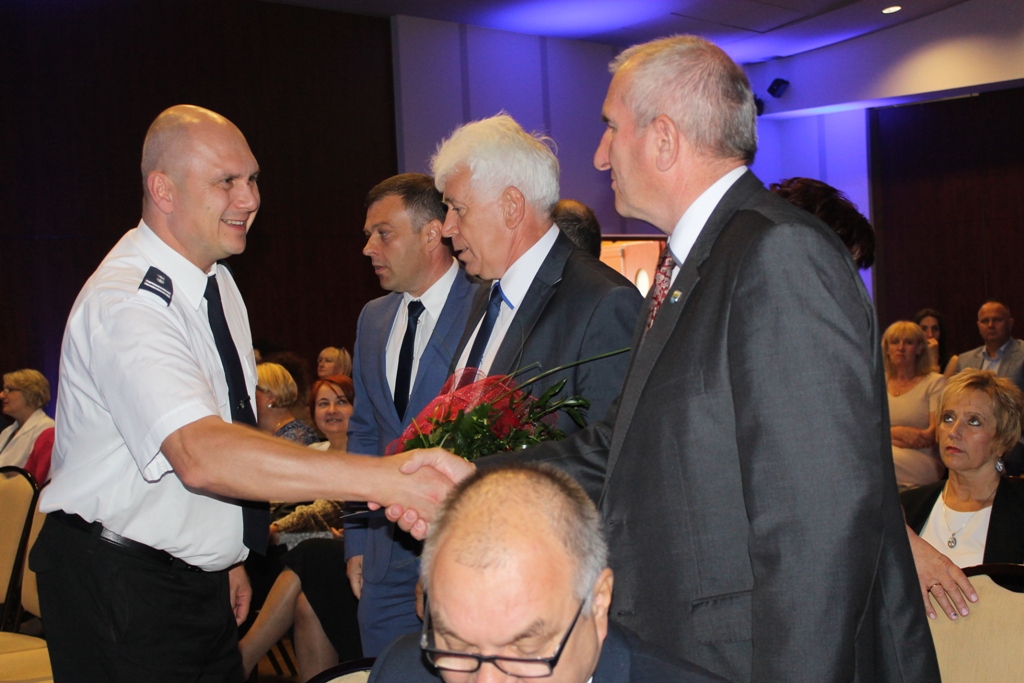 LEGNICA. Powybijał szyby w samochodzie