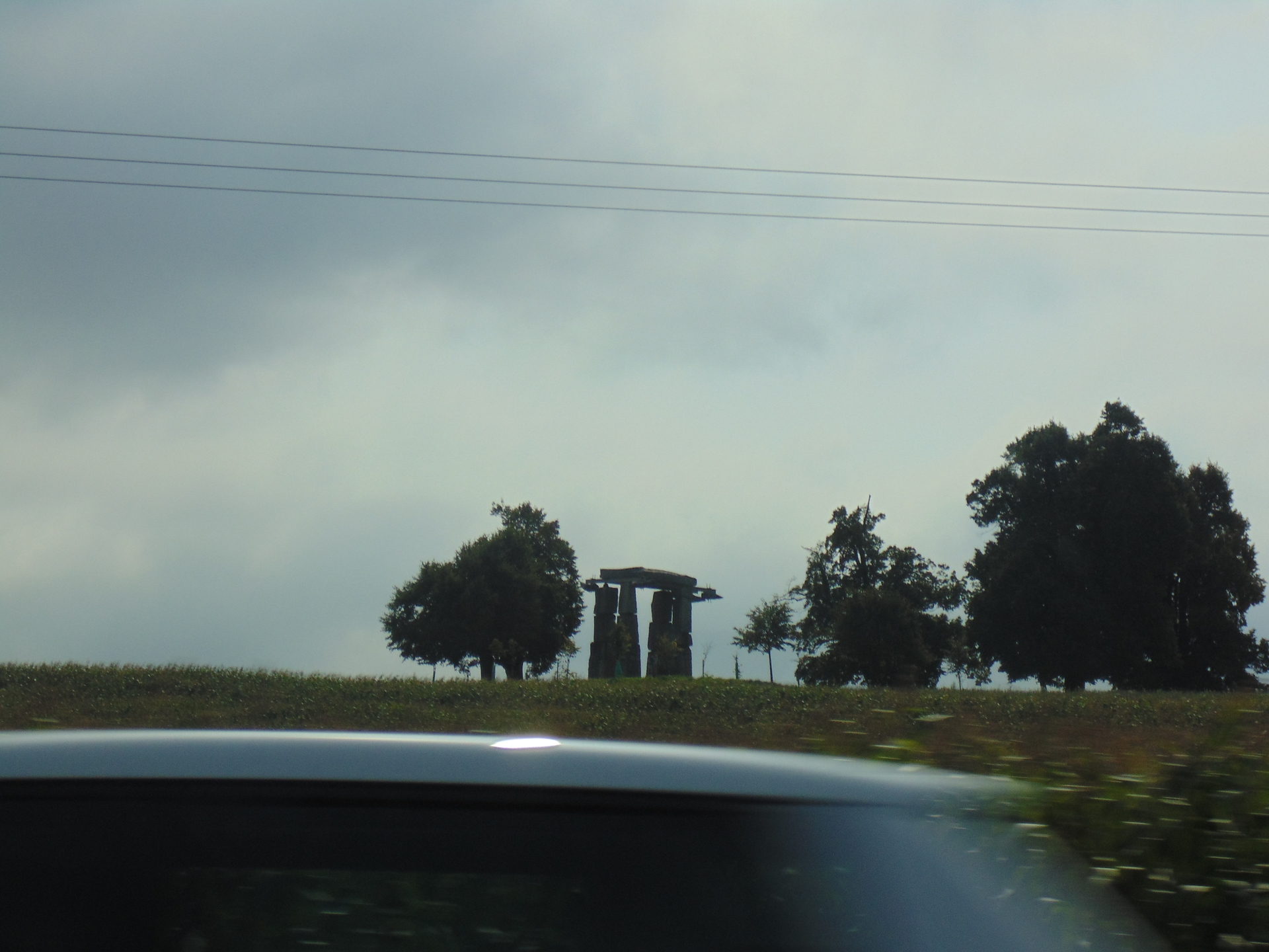 JERZMANOWA. Pomnik „Ludziom Ziemi” zaciekawia