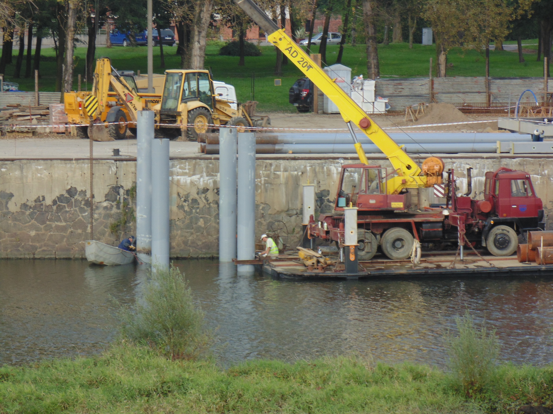 GŁOGÓW. Budują na lądzie i na wodzie