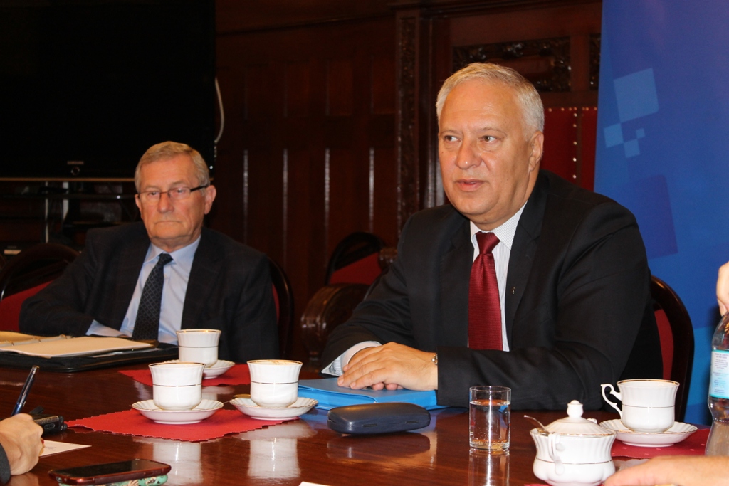 LEGNICA. Montują świąteczną iluminację