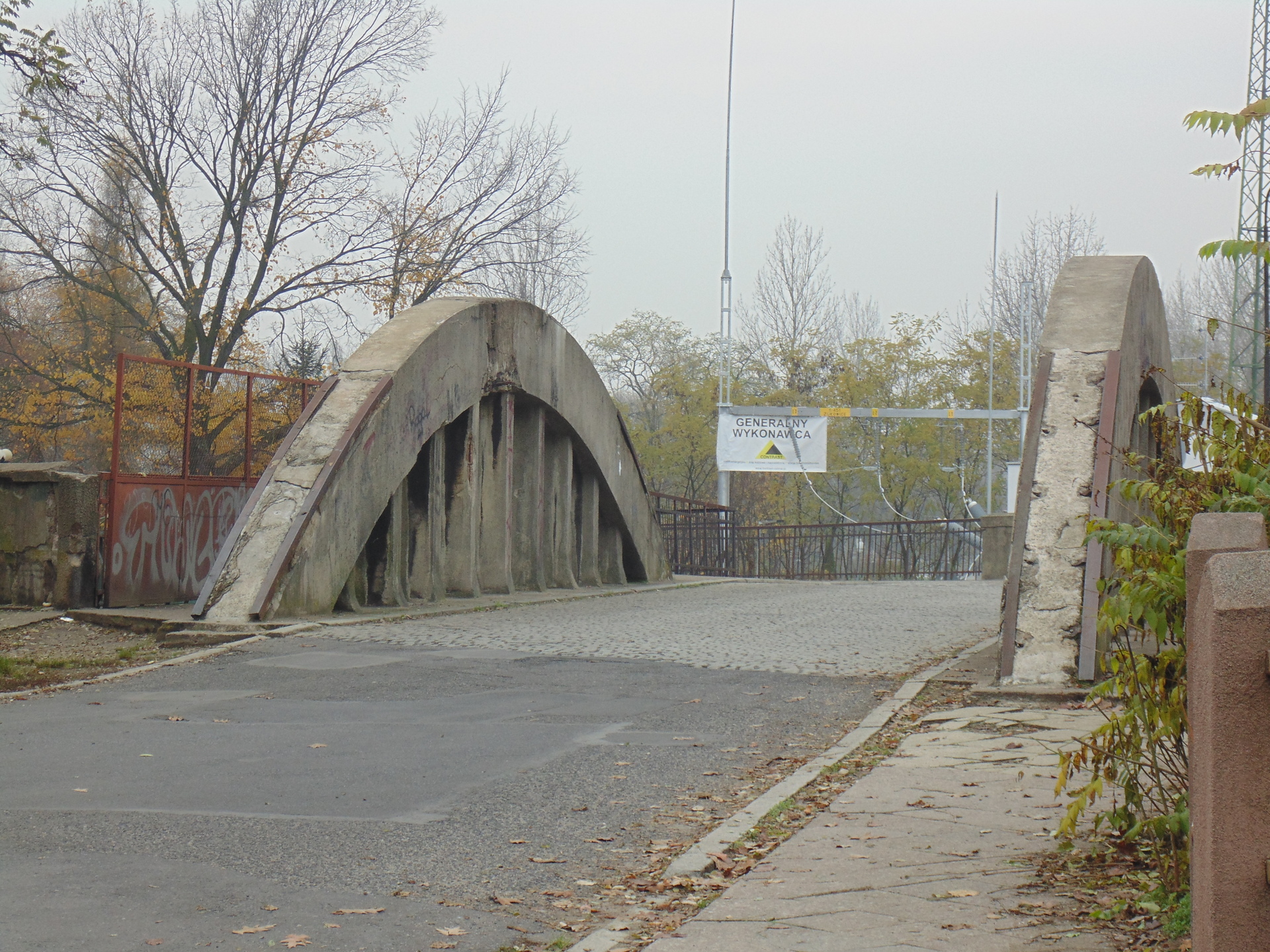 GŁOGÓW. Auta nie przejadą mostem kolejowym. Na razie?