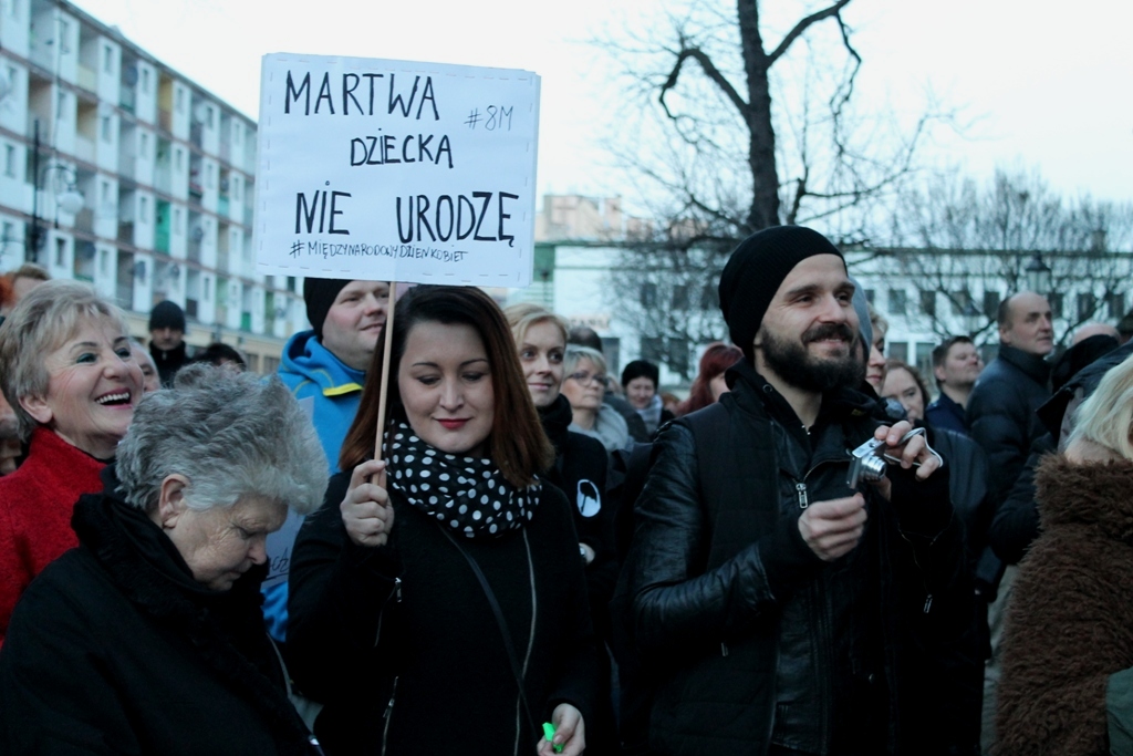 LEGNICA. Poturbowali policjanta na służbie