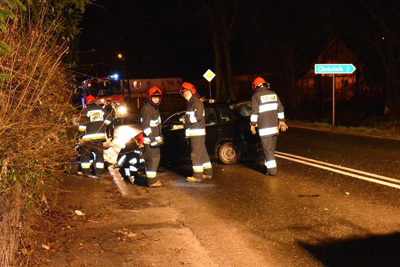 POLKOWICE. Kontener ze skrzynkami spadł na drogę (FOTO)