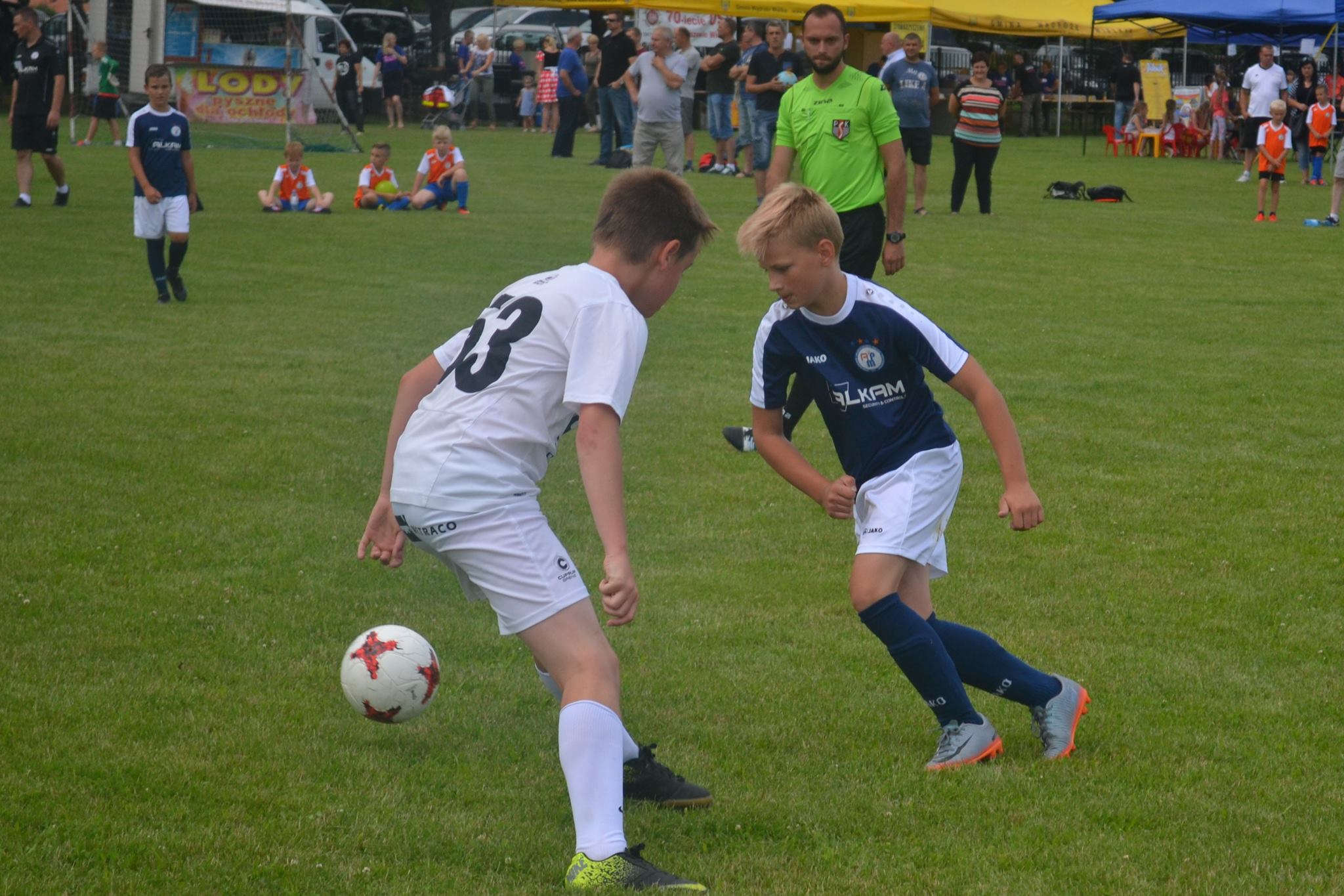 JAWOR. Policjanci zebrali pieniądze i zakrętki