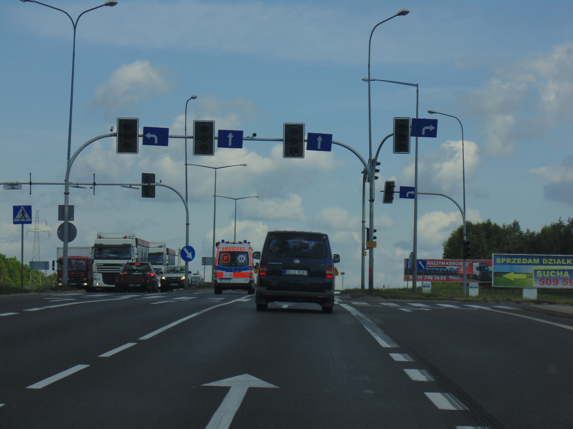 POLKOWICE. Auto wypadło z „trójki”. Cztery osoby trafiły do szpitala