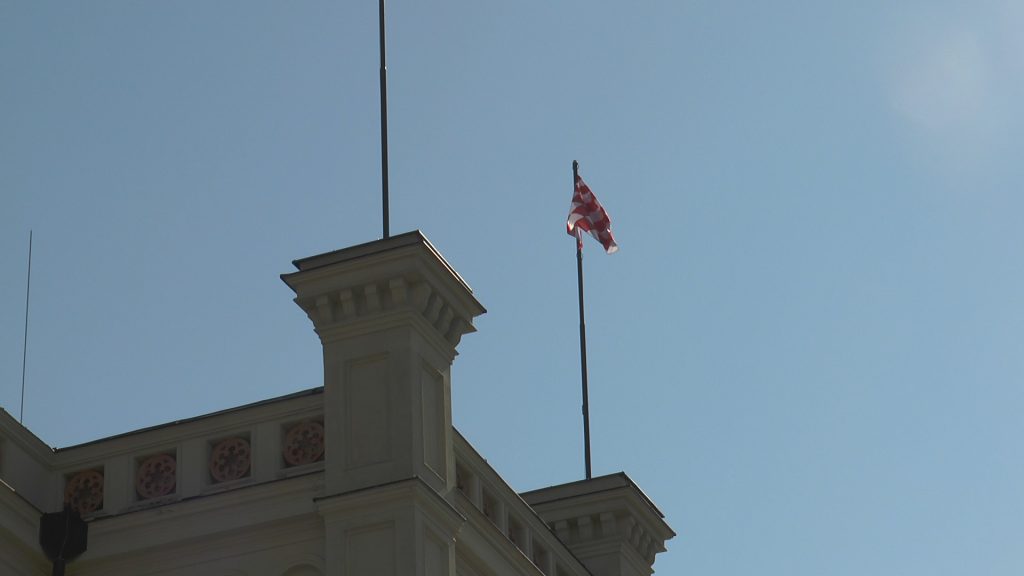 GŁOGÓW. Biało-czerwone wstęgi na wieży. Trwa majówka w mieście (FOTO)