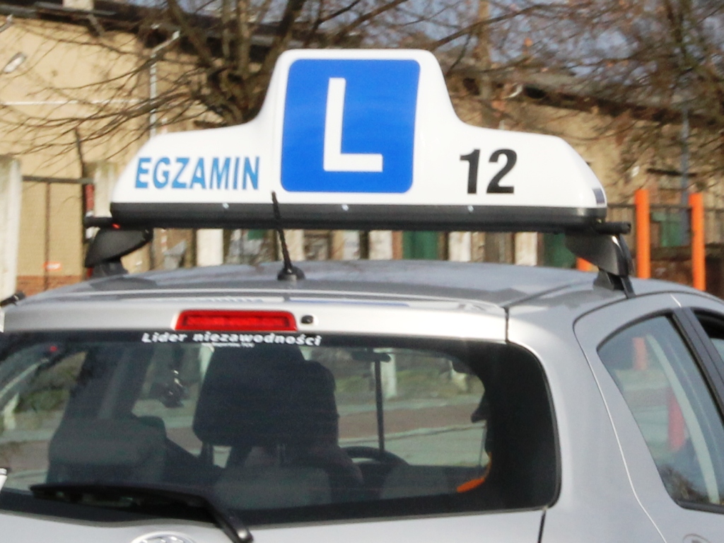 LEGNICA. Kierowca o mało nie zabił motocyklisty (FILM)