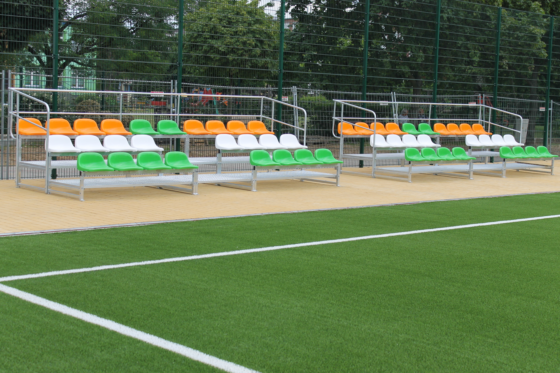 LUBIN. Boisko z fontanną w barwach Zagłębia na finiszu