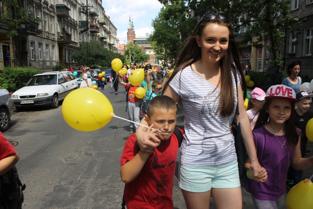 LEGNICA. Popularny dyskont obdarował dzieci (FOTO)