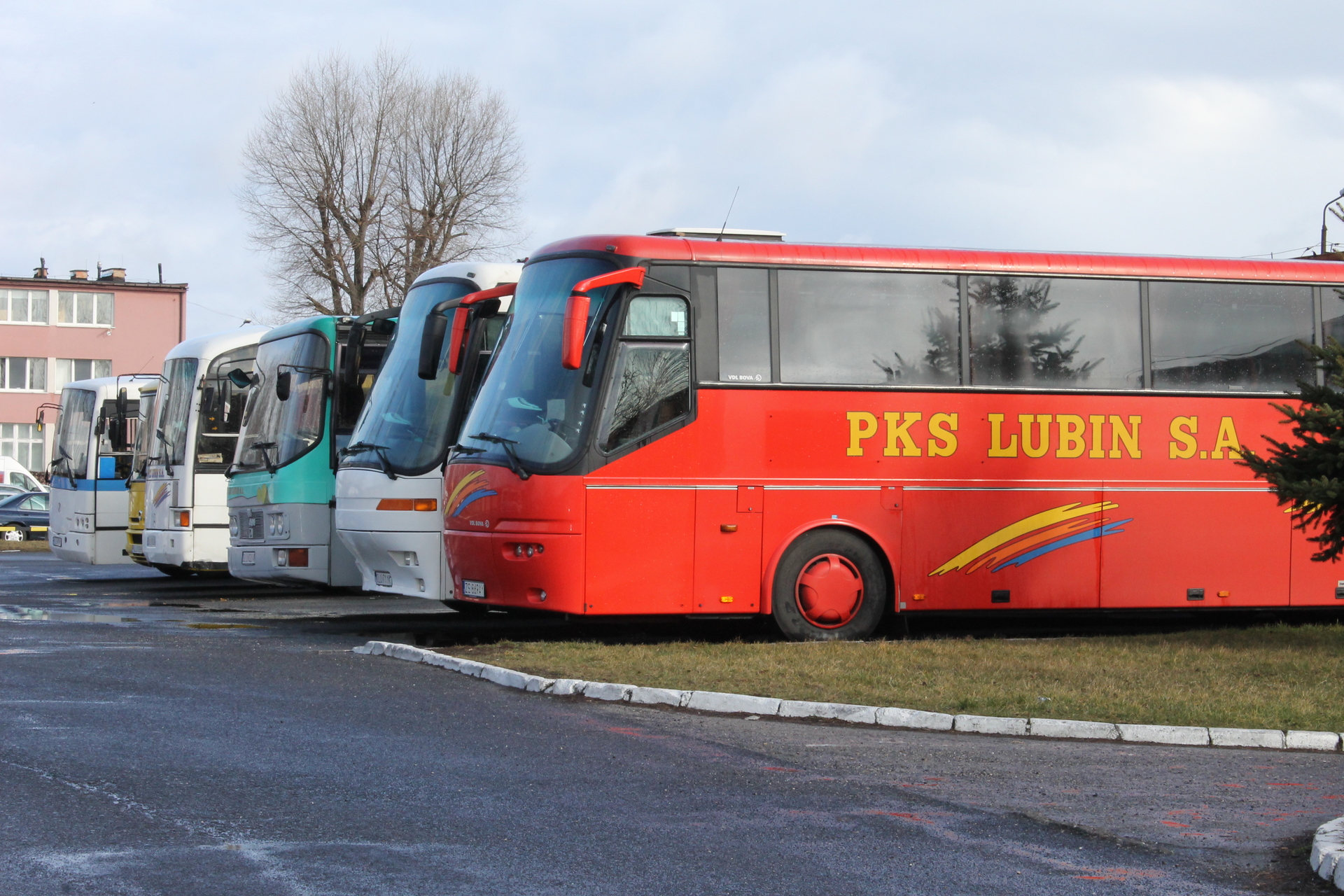 LUBIN. Niesprawne autobusy miały zawieźć dzieci na wycieczkę/ wideo/