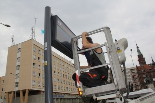 LEGNICA. Trwa montaż ekranów