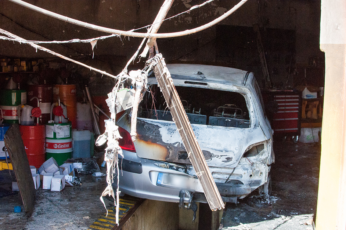 LEGNICA. Pożar w warsztacie samochodowym (WIDEO)