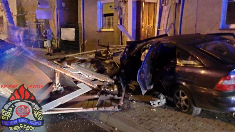 BOLKÓW. Pijany kierowca zdemolował ganek