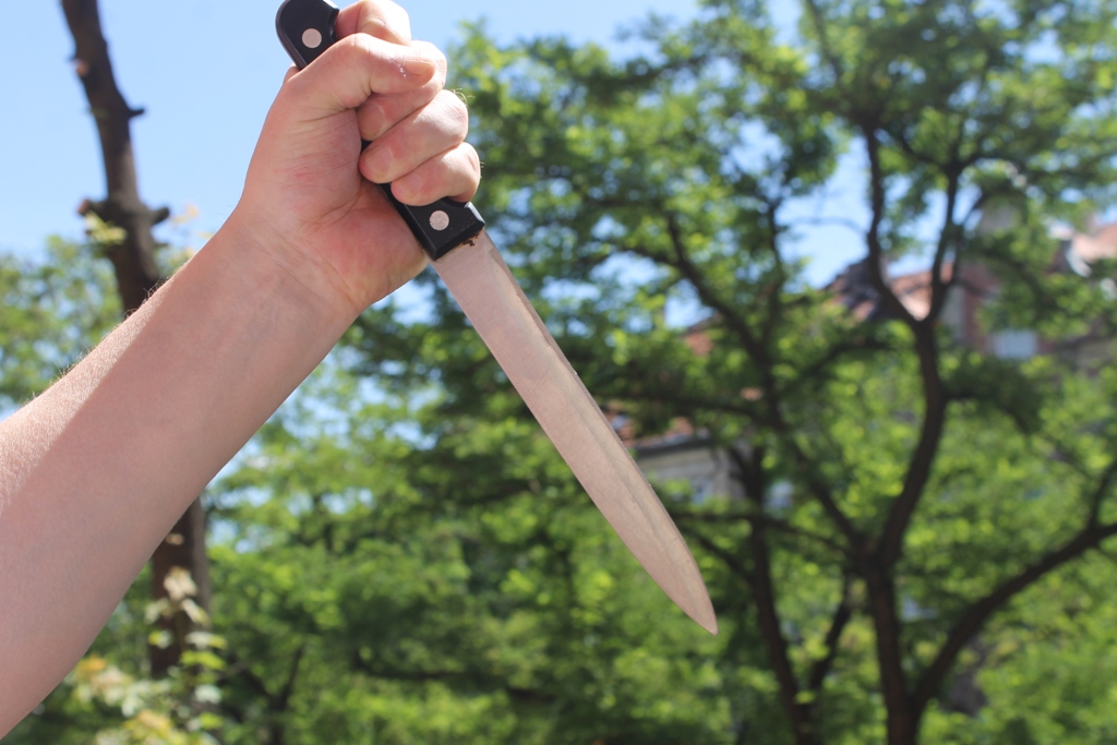 LEGNICA. Ranił nożem przechodnia. Policja szuka świadków