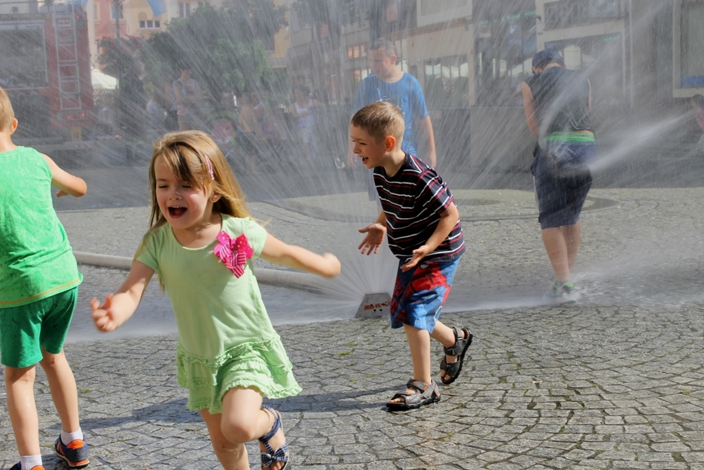 LEGNICA. Strażacki prysznic dla ochłody (FOTO)
