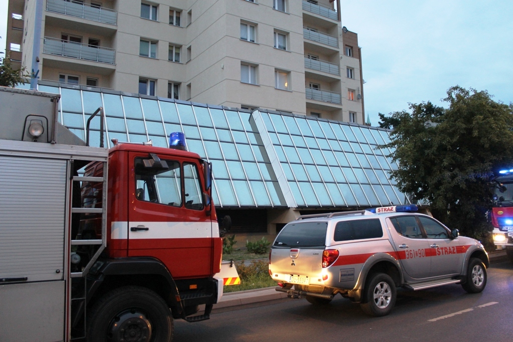 LEGNICA. Tli się ogień na bankowym dachu (FOTO)