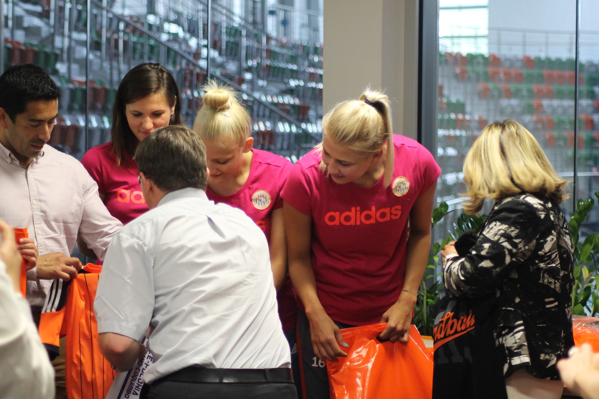 LUBIN. Zagłębie przekazało koszulki Chilijczykom (foto)