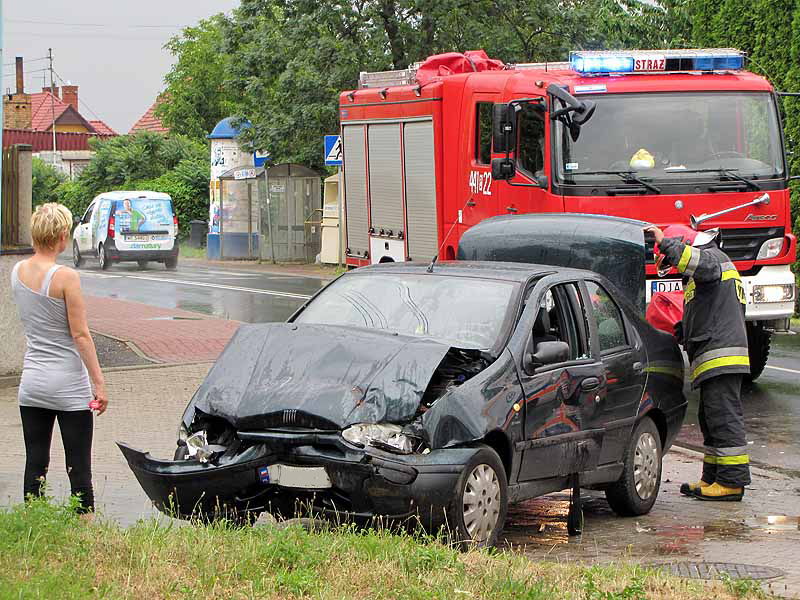 JAWOR. Kolizja na Starojaworskiej, jedna osoba w szpitalu (FOTO, WIDEO)