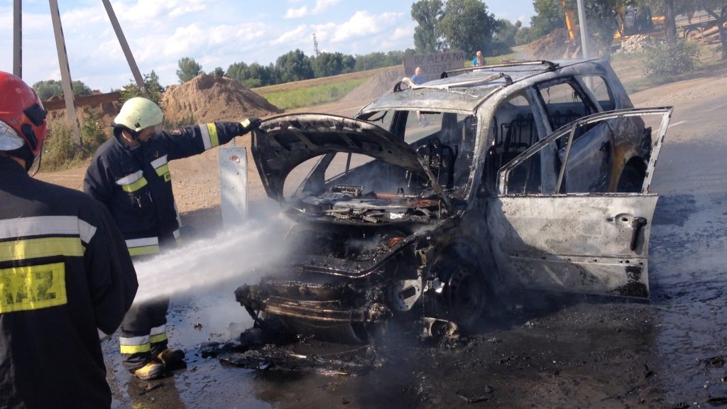 LEGNICA. Spłonął samochód osobowy (WIDEO)