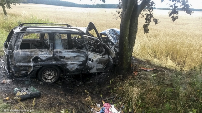 GMINA CHOCIANÓW. Auto spłonęło po uderzeniu w drzewo