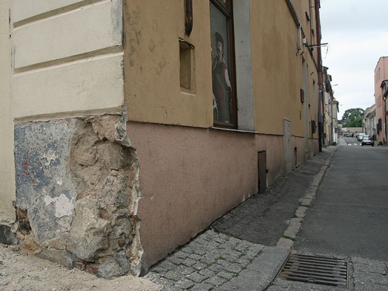 JAWOR. Dostawczakiem w budynek