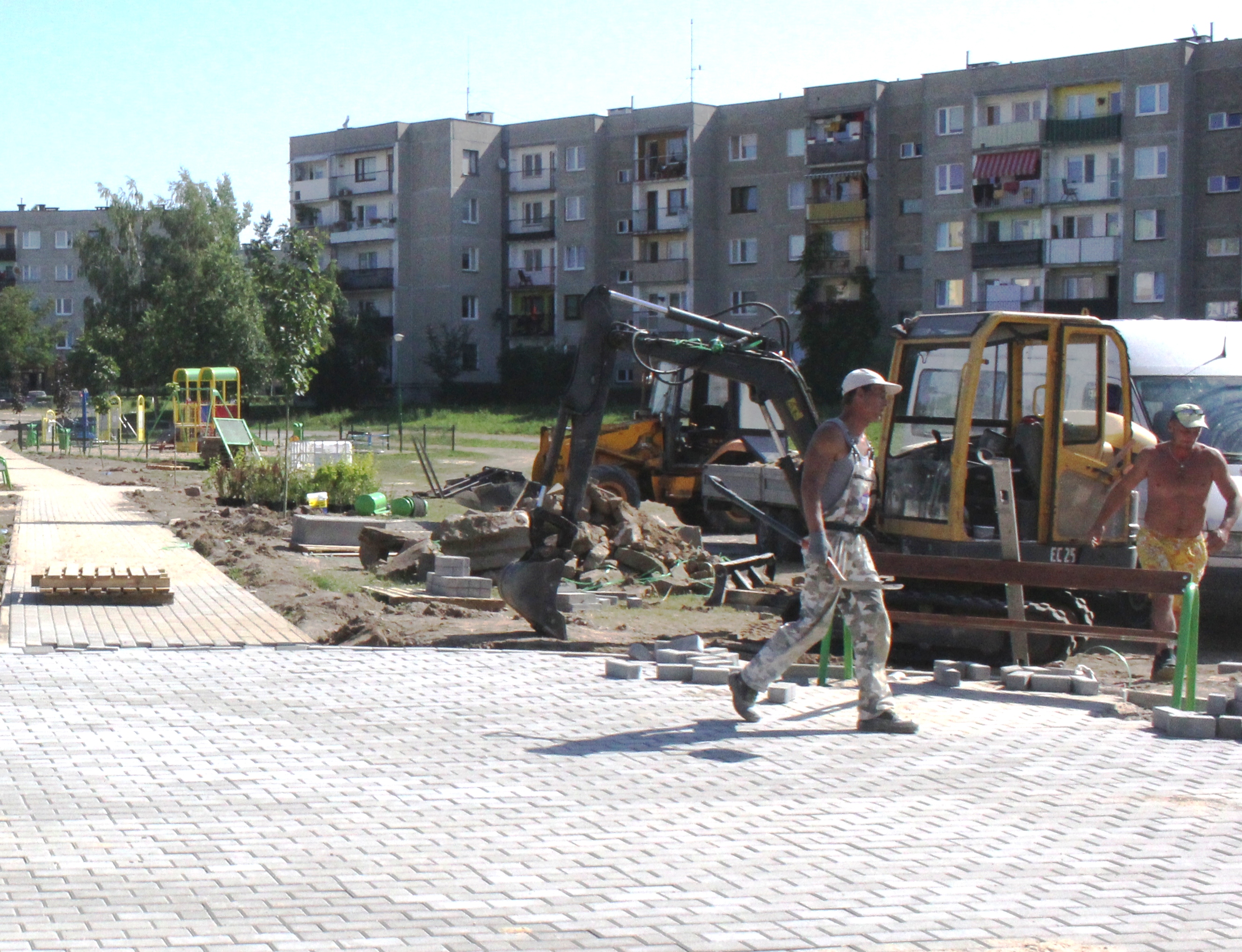 LEGNICA. Łopaty poszły w ruch