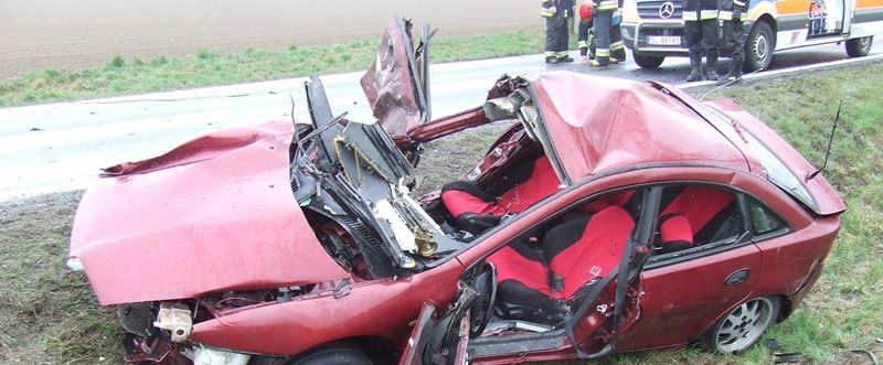 ZŁOTORYJA. Mazda wypadła z drogi i uderzyła w drzewo