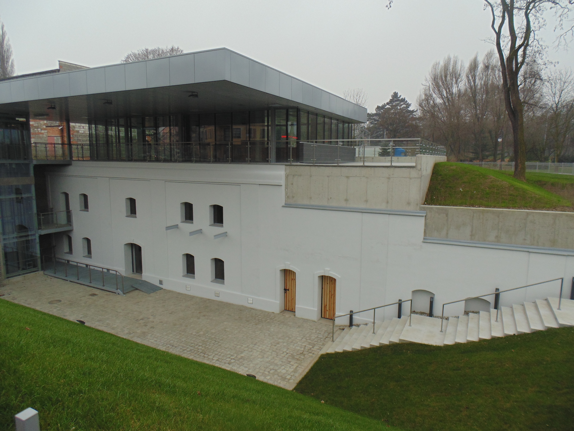 GŁOGÓW. Wilgoć nadal niszczy Blok Koszarowy