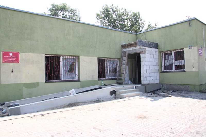 GRĘBOCICE. Remontują ośrodek kultury, budują plac zabaw i drogę