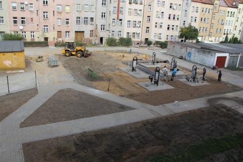 LEGNICA. Centrum sportowe w podwórku