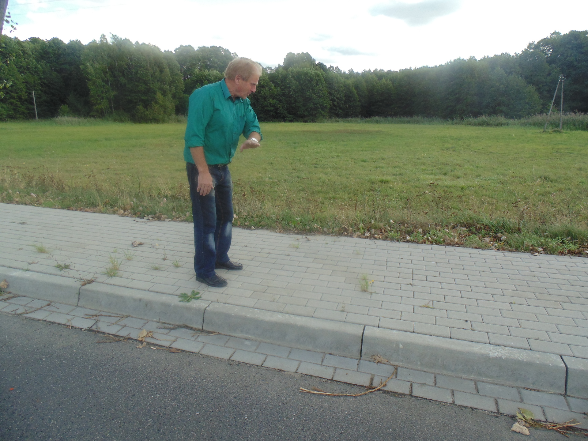 POLKOWICE. Chodnikowy problem w Dąbrowie