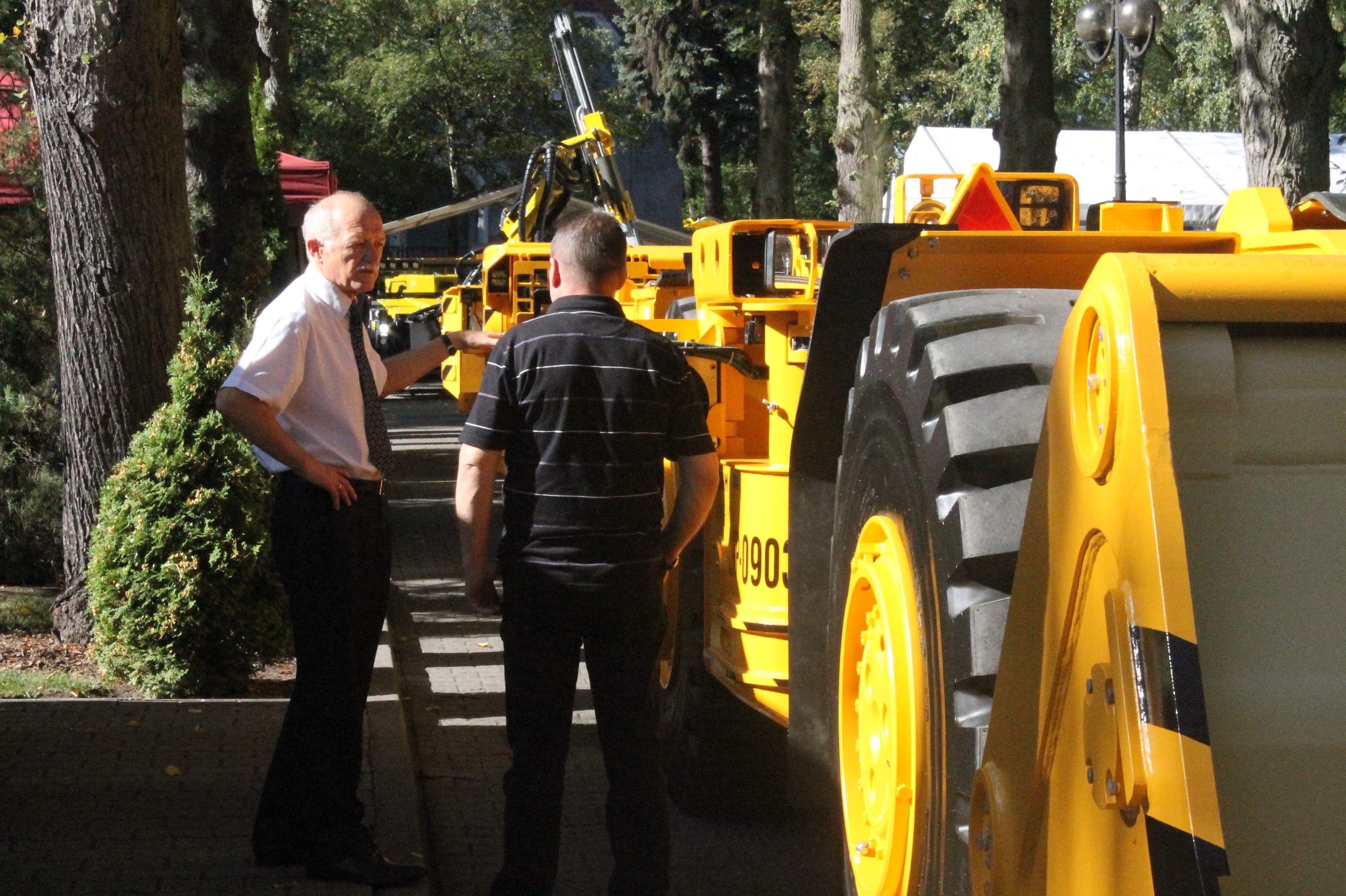 LUBIN. Ciężki sprzęt przed Centralą KGHM /video,foto/