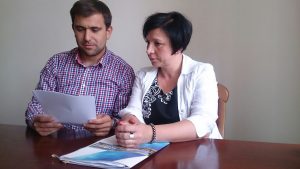 foto burmistrz i kierownik ref odpadami Izabela Sozańska