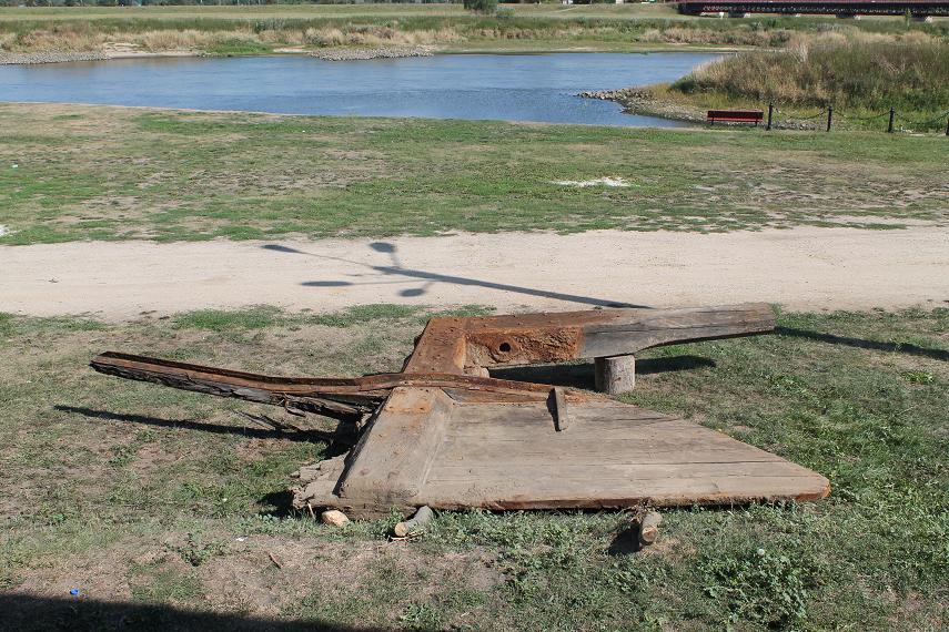 ŚCINAWA. Kawał historii wyjęto z Odry (VIDEO)