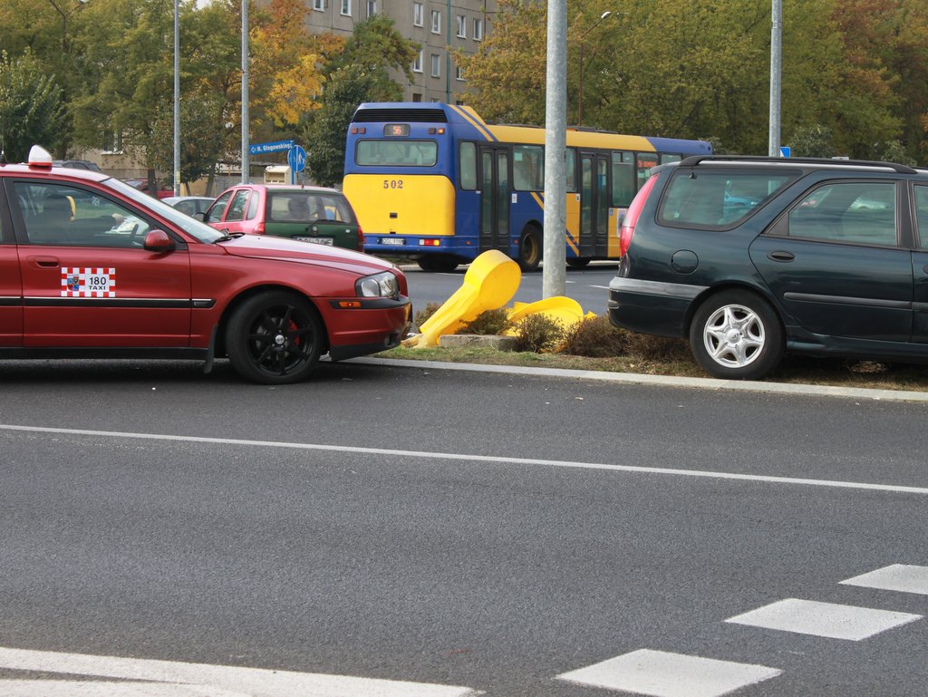 GŁOGÓW. Stłuczka dwóch aut na rondzie
