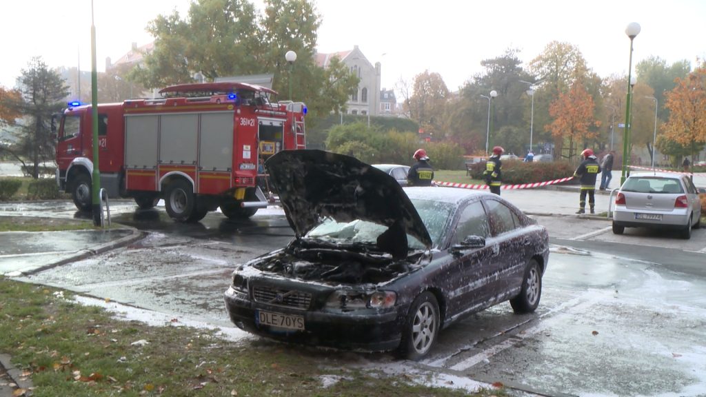 LEGNICA. Samochód w płomieniach (FOTO/WIDEO)