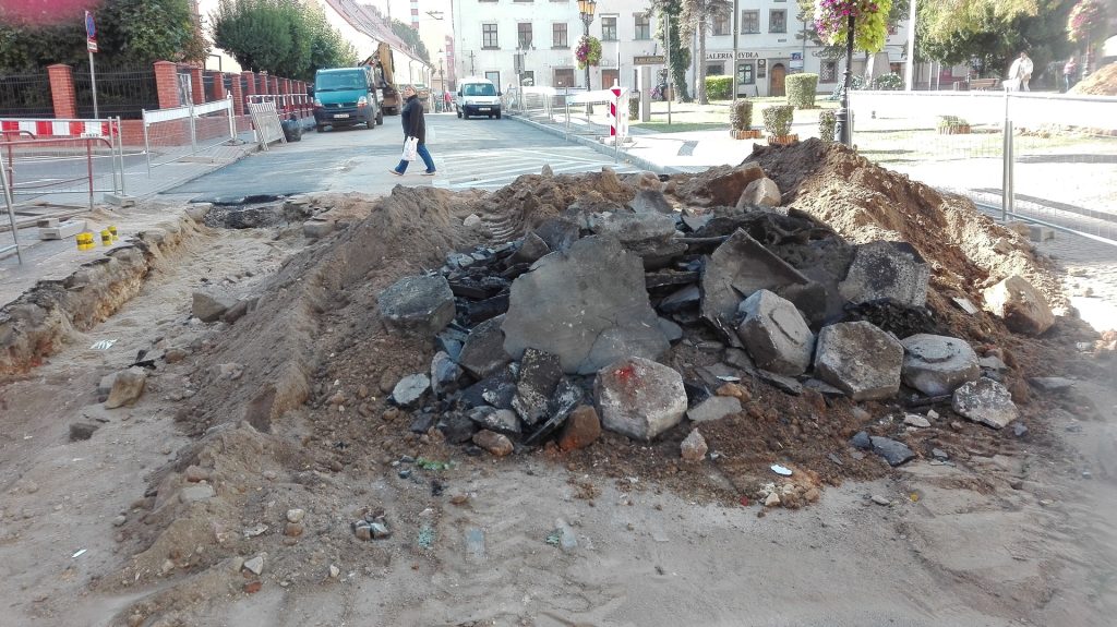 ZŁOTORYJA. Centrum miasta nieprzejezdne