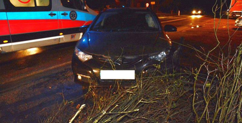 JAWOR. Pijany kierowca wjechał na przejazd kolejowy