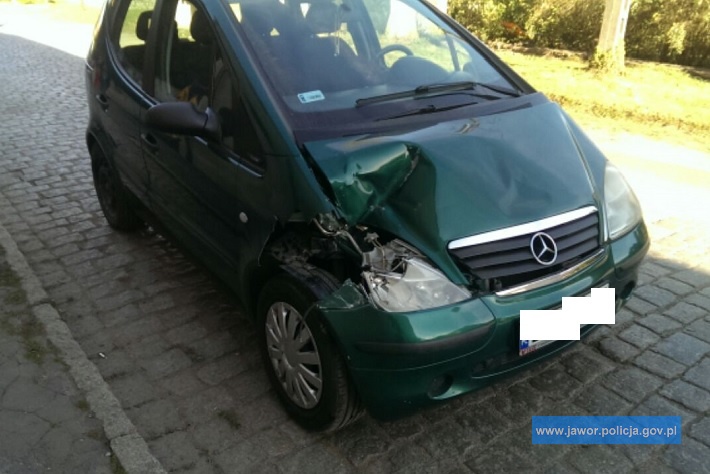 WĄDROŻE WIELKIE. Koparką uderzył w mercedesa