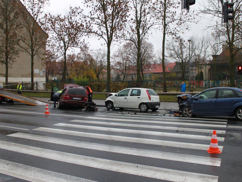 GŁOGÓW. Czołowe zderzenie w centrum miasta (FOTO)