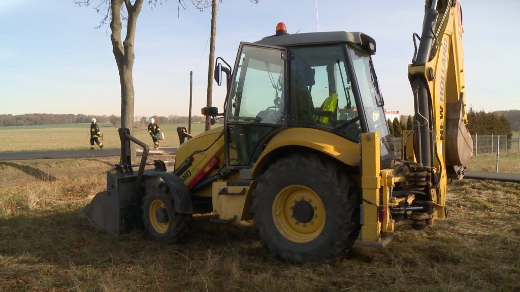 GMINA CHOJNÓW. Opel Vectra zderzył się z koparką (AKTUALIZACJA, WIDEO)