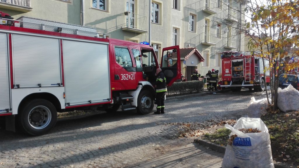 LEGNICA. Dogrzewał się kocem elektrycznym, spowodował pożar (AKTUALIZACJA, FOTO, WIDEO)